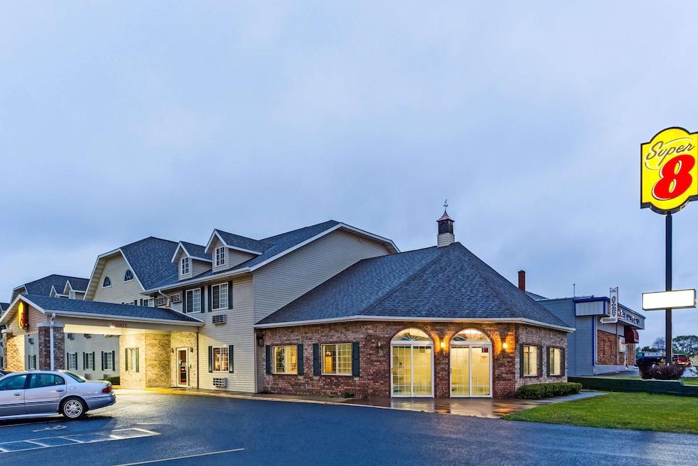 Super 8 By Wyndham Reedsburg Hotel Exterior foto