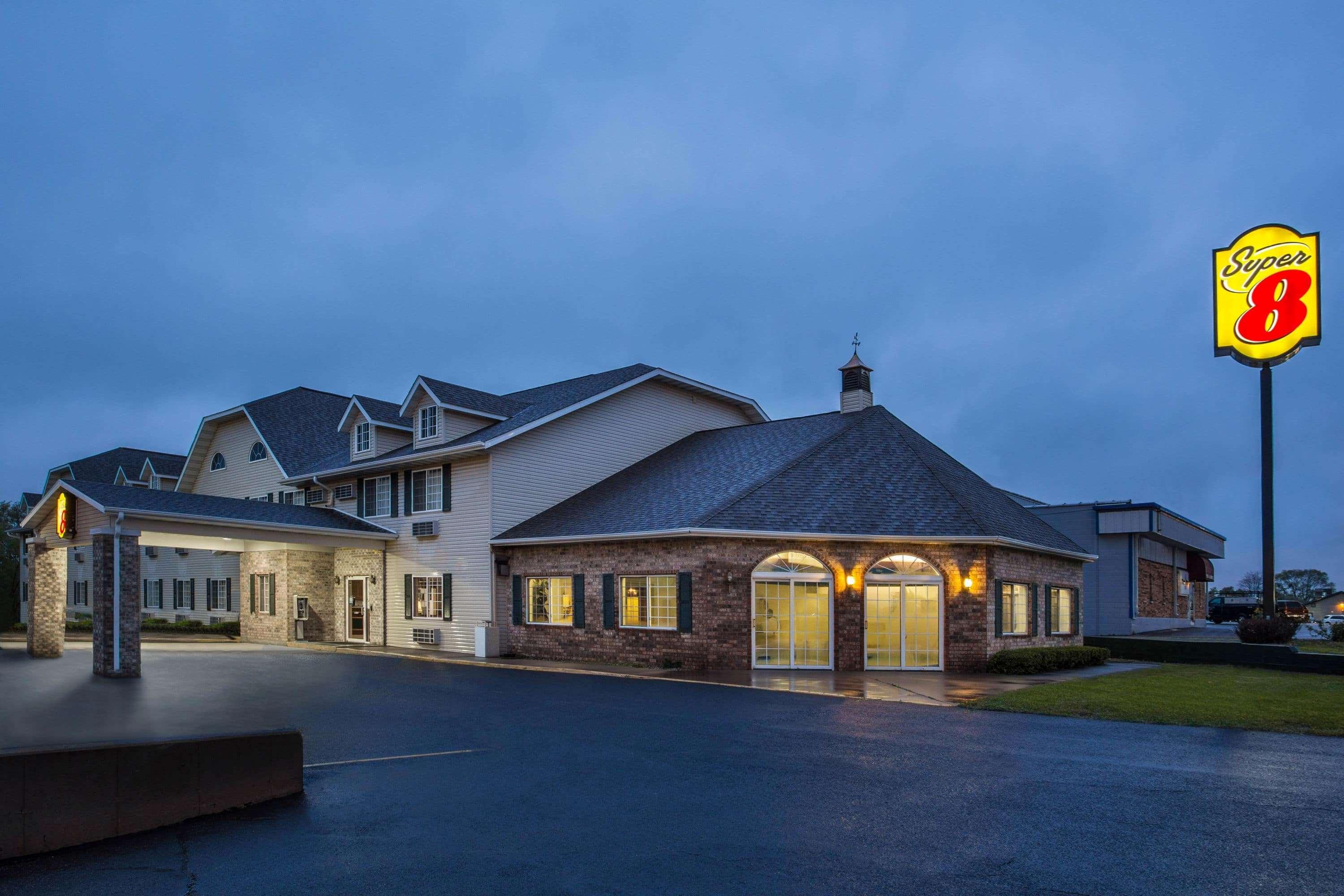 Super 8 By Wyndham Reedsburg Hotel Exterior foto