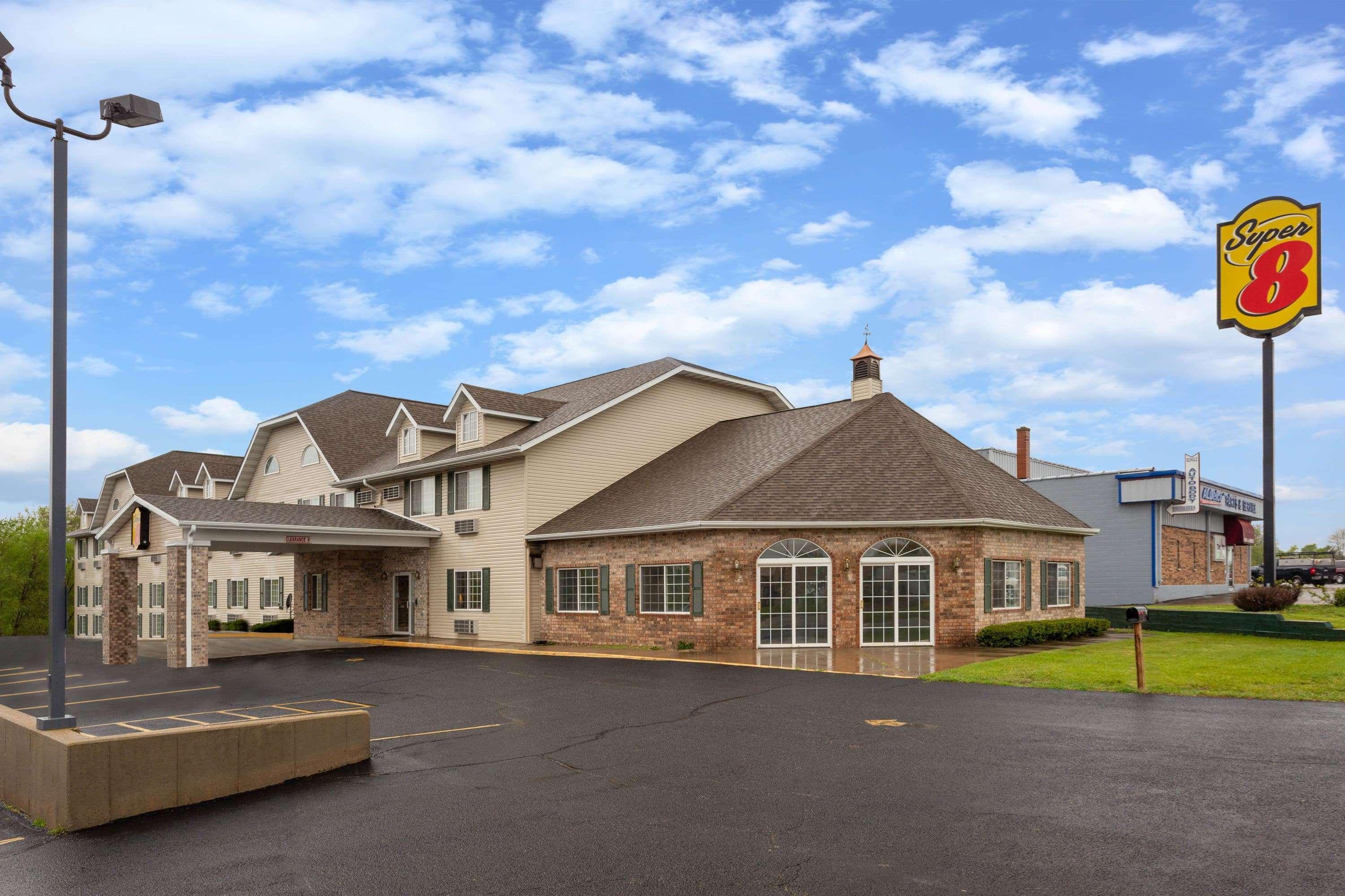 Super 8 By Wyndham Reedsburg Hotel Exterior foto